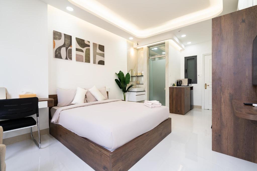 Room with a work desk, wardrobe and en-suite bathroom at Ekomo Home 95 - Metro Ben Thanh
