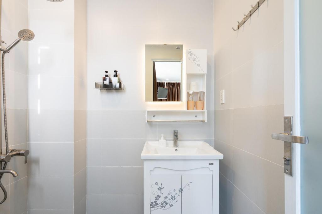 En-suite bathroom at Ekomo Home 102 - Central Saigon